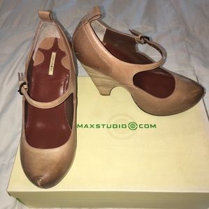 Max Studio platform heel, size 6 authentic